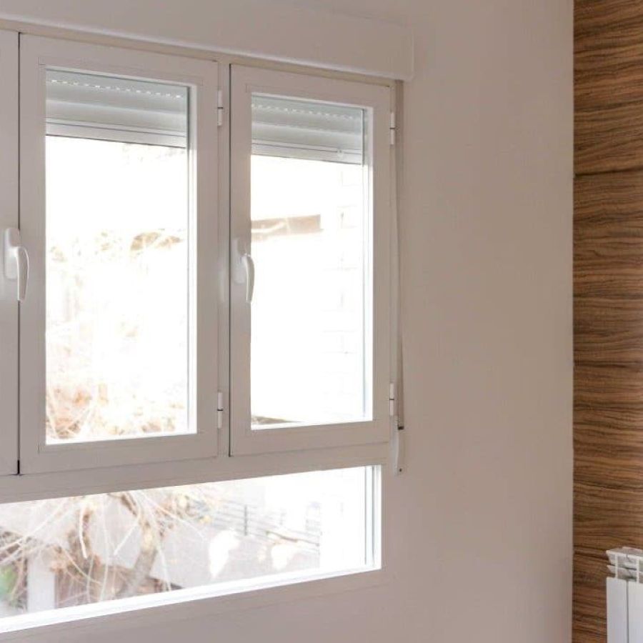 Esquina de salón con pared de madera de olivo