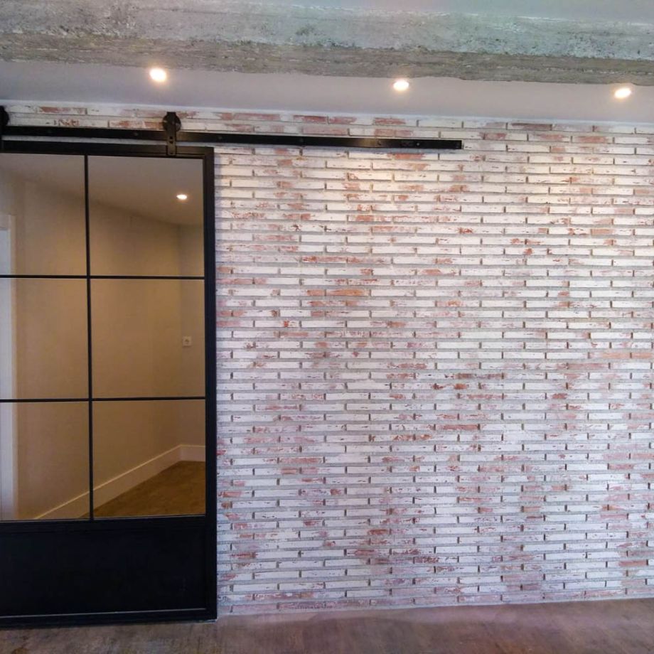 Pared de ladrillo en reforma integral de piso