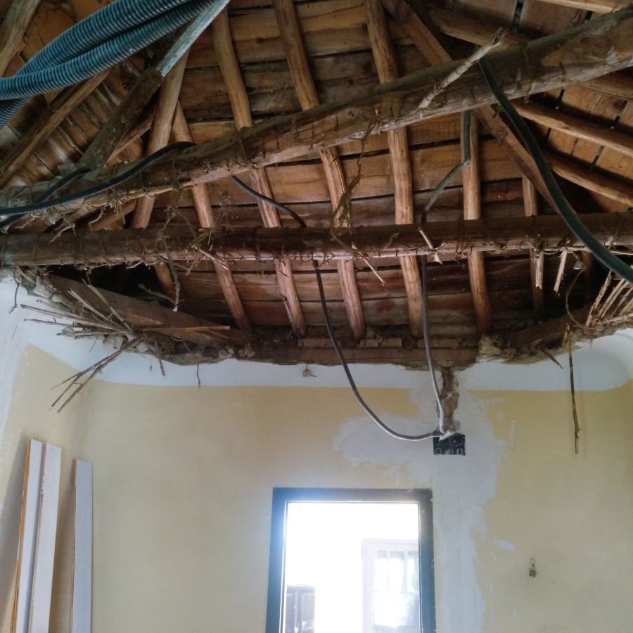 Reforma de apartamento con recuperación de techos de madera 3