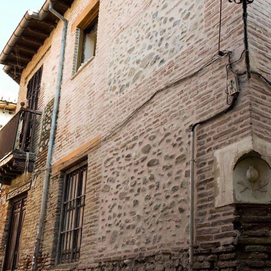 Restauración de fachada de ladrillo y piedra 5