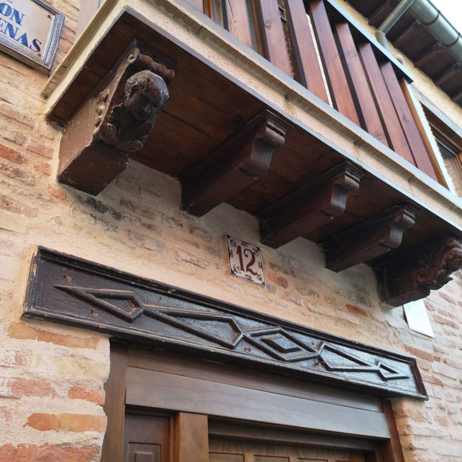 Restauración de fachada de ladrillo y piedra 1