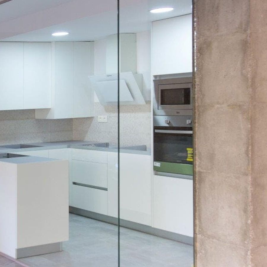 Cocina completa con pared de cristal