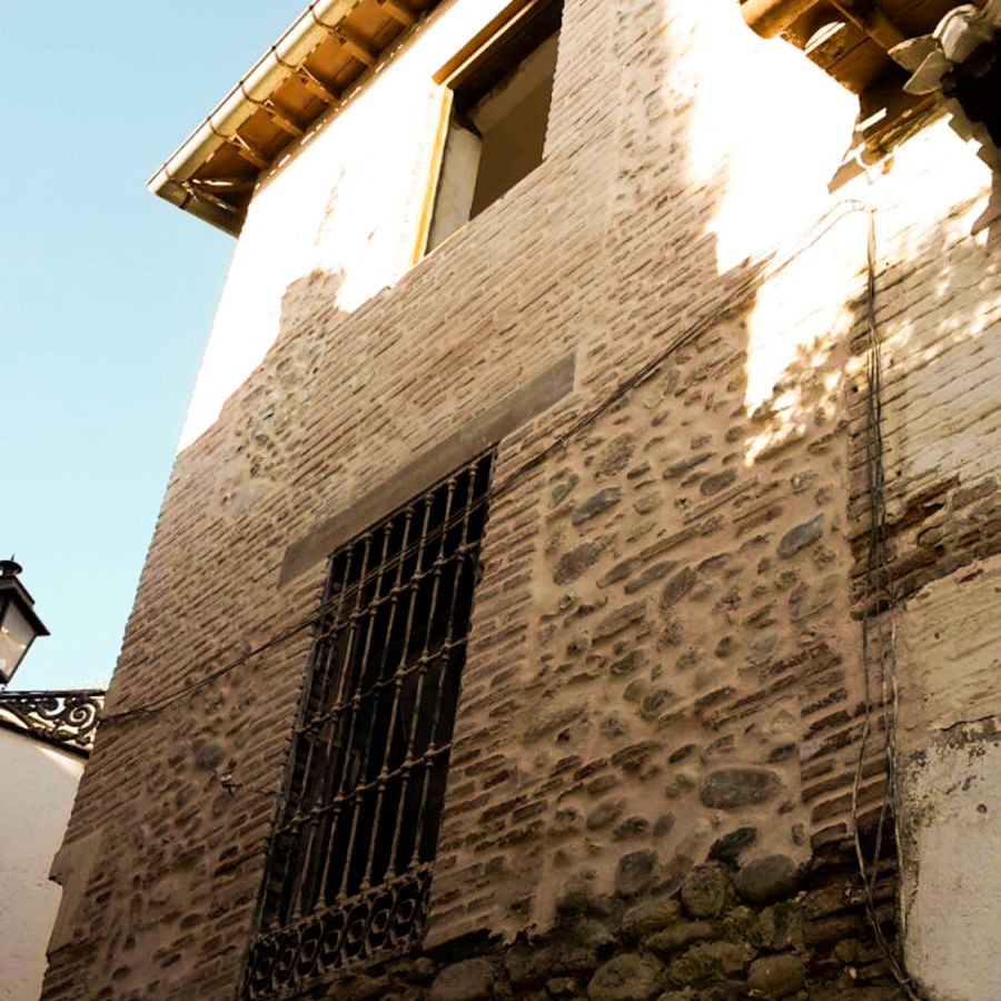 Restauración de fachada de ladrillo y piedra 6