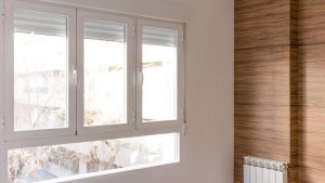 Ventana y pared recubierta de madera de olivo